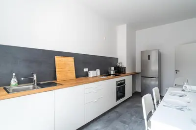 Küche/Küchenzeile in der Unterkunft 7-Einzelbetten-3-Zimmer-NEUES-BAD-Wama