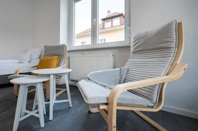 Ein Sitzbereich in der Unterkunft 7-Einzelbetten-3-Zimmer-NEUES-BAD-Wama
