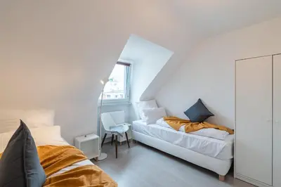 Ein Bett oder Betten in einem Zimmer der Unterkunft 2 Zimmer Dachstudio Apartment mit 4 Einzelbetten