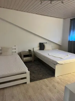 Ein Bett oder Betten in einem Zimmer der Unterkunft Charmante Wohnung mit Balkon im Herzen Hoffenheims