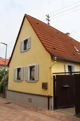 Das Gebäude in dem sich das Ferienhaus befindet