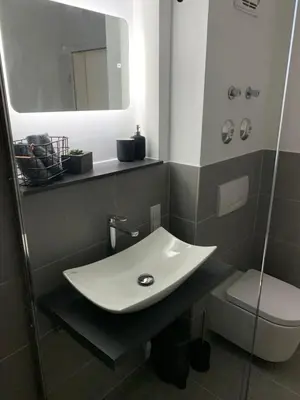 Ein Badezimmer in der Unterkunft Renovated, cozy 1-room apartment with balcony