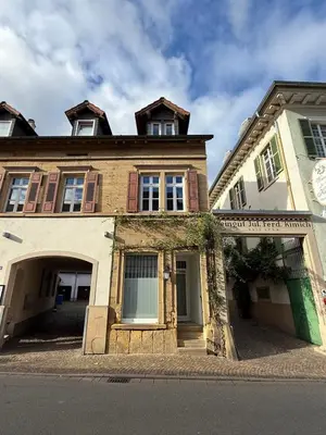 Das Gebäude in dem sich das Ferienhaus befindet