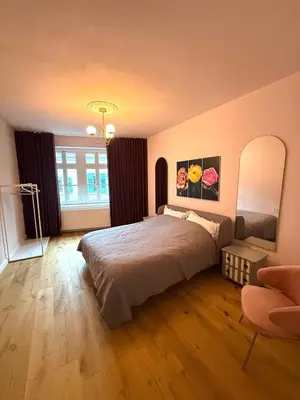 Ein Bett oder Betten in einem Zimmer der Unterkunft Townhouse Mayfair Style im Weinstrassen Hotspot Deidesheim