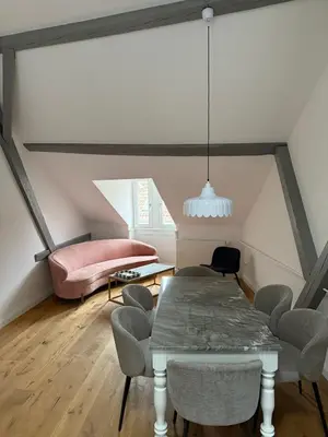 Ein Sitzbereich in der Unterkunft Townhouse Mayfair Style im Weinstrassen Hotspot Deidesheim