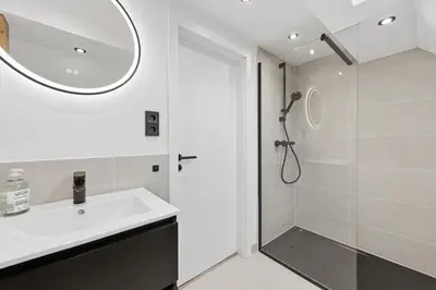 Ein Badezimmer in der Unterkunft Malu Rooms - im Zentrum, Balkon, Klima, 24h Checkin, Waschmaschine, SmartTv, am Schloss, Saniert und modern