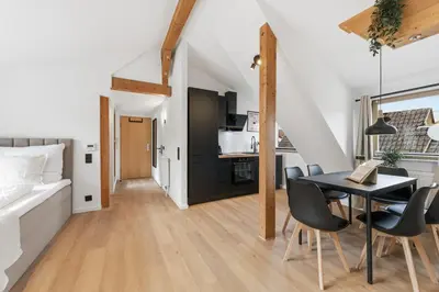Ein Bett oder Betten in einem Zimmer der Unterkunft Malu Rooms - im Zentrum, Balkon, Klima, 24h Checkin, Waschmaschine, SmartTv, am Schloss, Saniert und modern