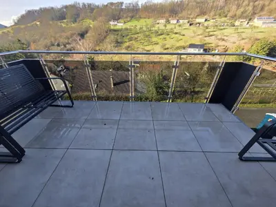 Ein Balkon oder eine Terrasse in der Unterkunft Malerischer Panoramablick Worgberg