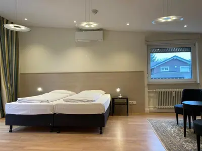 Ein Bett oder Betten in einem Zimmer der Unterkunft Villa Waldfrieden - Design trifft Budget