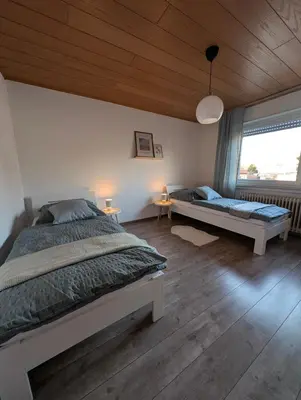Ein Bett oder Betten in einem Zimmer der Unterkunft Ferienwohnung am Kurpark