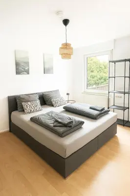 Ein Bett oder Betten in einem Zimmer der Unterkunft C&V 5 Personen 3 Zimmer Zentral Smart TV WLAN Boxspringbett