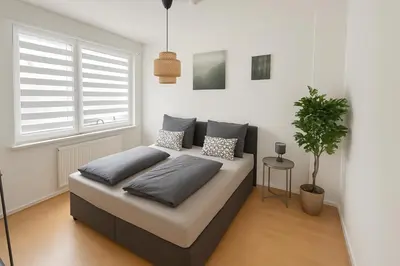 Ein Bett oder Betten in einem Zimmer der Unterkunft C&V 5 Personen 3 Zimmer Zentral Smart TV WLAN Boxspringbett