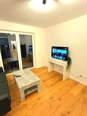TV/Unterhaltungsangebot in der Unterkunft Modernes, neu eingerichtetes Apartment in Top Lage Nahe Autobahn, S Bahn und Stadtzentrum
