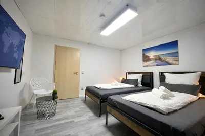 Ein Bett oder Betten in einem Zimmer der Unterkunft STN Kocherwald Suite - Ferienwohnung mit 4 Schlafzimmer, 8 Big Beds, Parkplatz & Balkon, Highspeed WLAN, Netflix Premium, Zentral zu Audi & Schwarz Gruppe