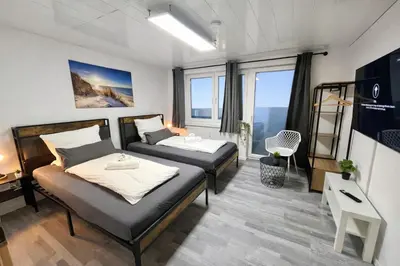 Ein Bett oder Betten in einem Zimmer der Unterkunft STN Kocherwald Suite - Ferienwohnung mit 4 Schlafzimmer, 8 Big Beds, Parkplatz & Balkon, Highspeed WLAN, Netflix Premium, Zentral zu Audi & Schwarz Gruppe