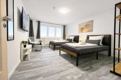 Ein Bett oder Betten in einem Zimmer der Unterkunft STN Kocherwald Suite - Ferienwohnung mit 4 Schlafzimmer, 8 Big Beds, Parkplatz & Balkon, Highspeed WLAN, Netflix Premium, Zentral zu Audi & Schwarz Gruppe