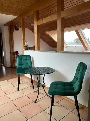 Ein Sitzbereich in der Unterkunft Burgblick Stube - Apartment für bis zu 4 Personen - Haustiere willkommen - mit Einbauküche - Fahrradparkplatz etc