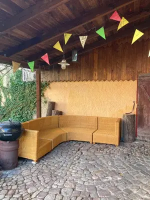 Ein Sitzbereich in der Unterkunft Gemütliches Gästezimmer in charmantem Einfamilienhaus
