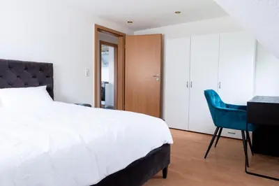 Ein Bett oder Betten in einem Zimmer der Unterkunft G-Living Louis-Hentges32 City & Work Apartment