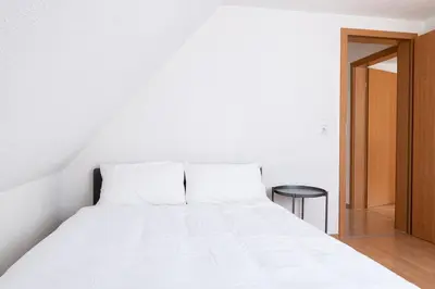 Ein Bett oder Betten in einem Zimmer der Unterkunft G-Living Louis-Hentges32 City & Work Apartment