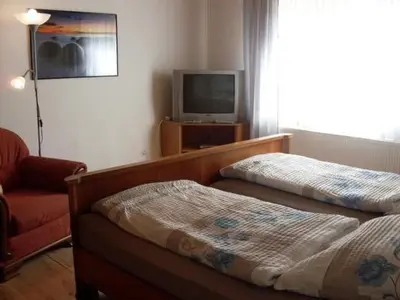 Ein Bett oder Betten in einem Zimmer der Unterkunft Apartment Appartement in Abenheim mit Grill und Terrasse by Interhome