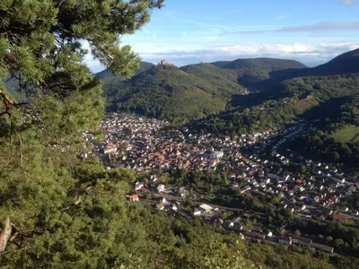 Ein allgemeiner Bergblick oder ein Berglick von des Ferienhauses aus