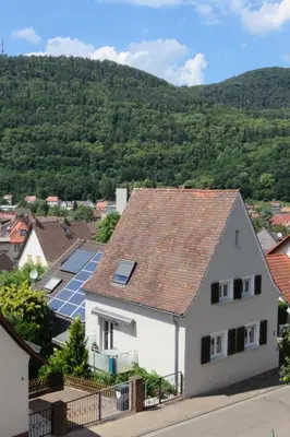 Ein allgemeiner Bergblick oder ein Berglick von des Ferienhauses aus