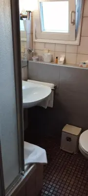Ein Badezimmer in der Unterkunft Hotel am Theater