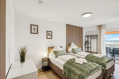 Ein Bett oder Betten in einem Zimmer der Unterkunft Skyview Apartment mit Balkon & Parkplatz