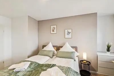 Ein Bett oder Betten in einem Zimmer der Unterkunft Skyview Apartment mit Balkon & Parkplatz