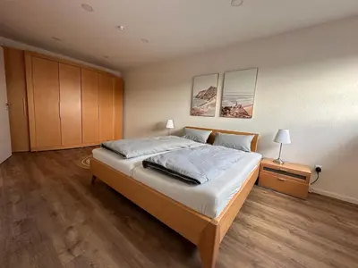 Ein Bett oder Betten in einem Zimmer der Unterkunft Neue helle 4 Zimmerwohnung mit Tiefgaragenparkplatz
