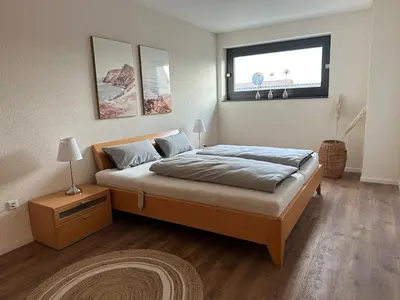 Ein Bett oder Betten in einem Zimmer der Unterkunft Neue helle 4 Zimmerwohnung mit Tiefgaragenparkplatz