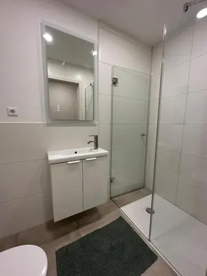 Ein Badezimmer in der Unterkunft Neue helle 4 Zimmerwohnung mit Tiefgaragenparkplatz