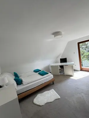 Ein Bett oder Betten in einem Zimmer der Unterkunft Haus Boom in Dreieich, sehr ruhig gelegen, Nähe Frankfurt City und Messe, Frankfurt Flughafen, Golf Club