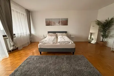 Ein Bett oder Betten in einem Zimmer der Unterkunft stylische 110m2 Wohnung in Top Lage mit Balkon und 2 Schlafzimmern für bis zu 6 Personen sowie kostenloser Parkgarage max 1,65m Höhe und 1,8m Breite