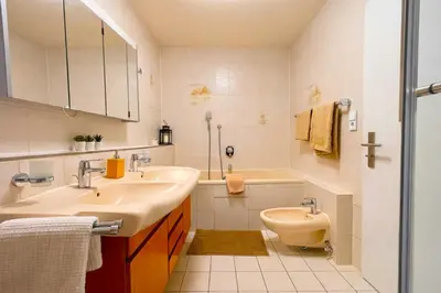 Ein Badezimmer in der Unterkunft stylische 110m2 Wohnung in Top Lage mit Balkon und 2 Schlafzimmern für bis zu 6 Personen sowie kostenloser Parkgarage max 1,65m Höhe und 1,8m Breite