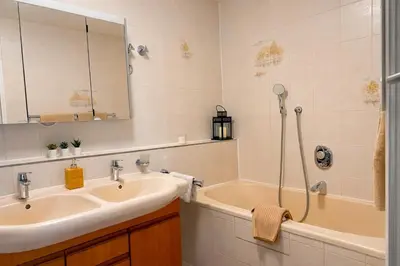 Ein Badezimmer in der Unterkunft stylische 110m2 Wohnung in Top Lage mit Balkon und 2 Schlafzimmern für bis zu 6 Personen sowie kostenloser Parkgarage max 1,65m Höhe und 1,8m Breite