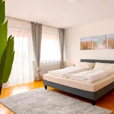 stylische 110m2 Wohnung in Top Lage mit Balkon und 2 Schlafzimmern für bis zu 6 Personen sowie kostenloser Parkgarage max 1