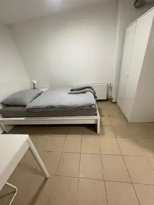 Ein Bett oder Betten in einem Zimmer der Unterkunft Haus Zum Bacchus Privates Einzelzimmer nahe Bahnhof Römisches Theater, Mainz