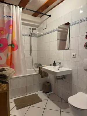 Ein Badezimmer in der Unterkunft Herzstück 1526 - Ihre Ferienwohnung im Fachwerkhaus direkt in der Altstadt
