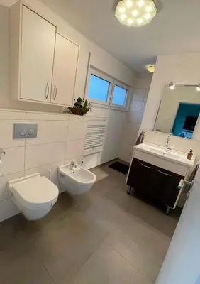 Ein Badezimmer in der Unterkunft Bright modern apartment Ilsfeld