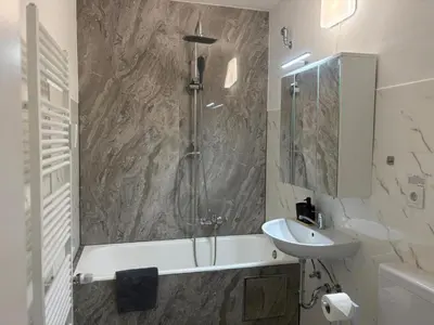 Ein Badezimmer in der Unterkunft Appartement am Pfühlpark Parkplatz Küche Wlan Balkon
