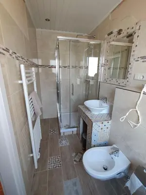 Ein Badezimmer in der Unterkunft Gäste Zimmer-Ristorante Kochertal da Enzo