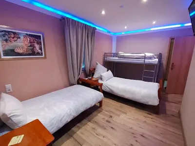 Ein Bett oder Betten in einem Zimmer der Unterkunft Gäste Zimmer-Ristorante Kochertal da Enzo