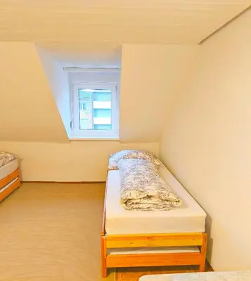 Ein Bett oder Betten in einem Zimmer der Unterkunft Ganze Wohnung in Karlsruhe, 2 Schlafzimmer, 3 Betten, Küche, Bad, Altbau, Stadtmitte