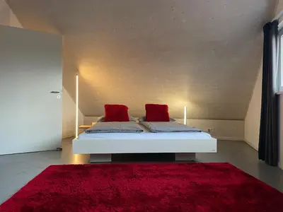 Ein Bett oder Betten in einem Zimmer der Unterkunft WeinZeit4 - Premium Auszeit im Stiftsweingut Frank Meyer