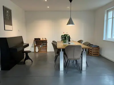 Ein Sitzbereich in der Unterkunft WeinZeit4 - Premium Auszeit im Stiftsweingut Frank Meyer