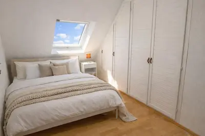 Ein Bett oder Betten in einem Zimmer der Unterkunft Großzügige Maisonette nahe Innenstadt Altbauflair