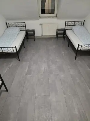 Ein Bett oder Betten in einem Zimmer der Unterkunft modernes & einfaches übernachten