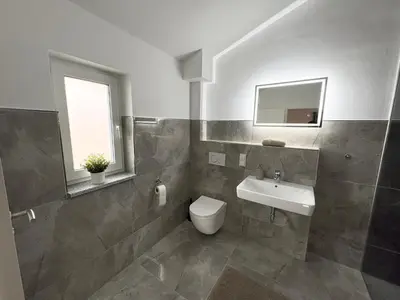 Ein Badezimmer in der Unterkunft HUGOS Design House - ruhig & modern